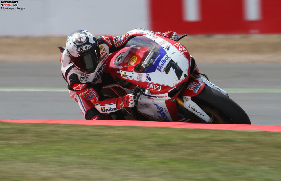 Carlos Checa setzt sich in der WSBK 2011 klar durch und gewinnt auf seiner Althea-Ducati die Meisterschaft. Der souveräne Titelerfolg des Spaniers hat zur Folge, dass die Zweizylinder-Bikes ab 2012 deutlich eingebremst werden.