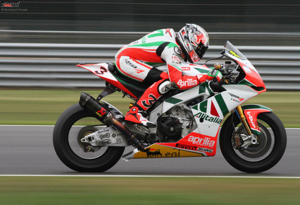 Max Biaggi beschert Aprilia in der WSBK 2010 den ersten WM-Titel. Die neue RSV4 polarisiert, denn Aprilia-Rennleiter Luigi Dall'Igna lotet die Möglichkeiten der seriennahen Meisterschaft aus wie kein anderer.