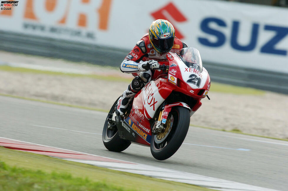 WSBK-Rückkehrer Troy Bayliss setzt sich mit seiner Ducati 999 gegen die japanischen 1000er durch und wird souverän Weltmeister.