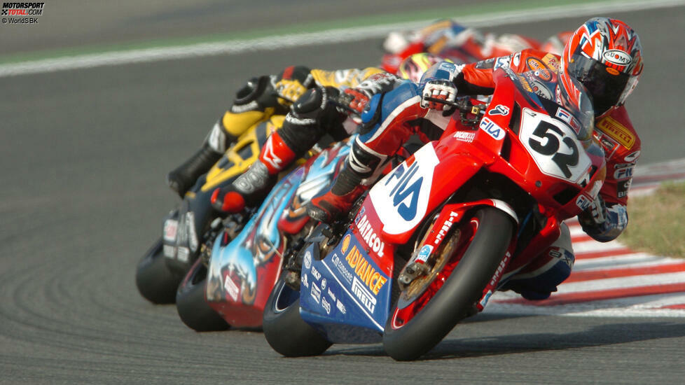Ducati dominiert auch in der WSBK 2004 mit der 999 und holt mit James Toseland den Titel. Die Top 3 der WM pilotieren eine Ducati 999.