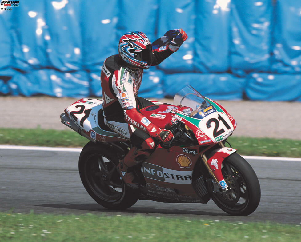 Troy Bayliss ist der neue Held von Ducati und gewinnt in der Saison 2001 seinen ersten Titel: Es ist der finale Titel der legendären 916/996/998-Serie von Ducati.
