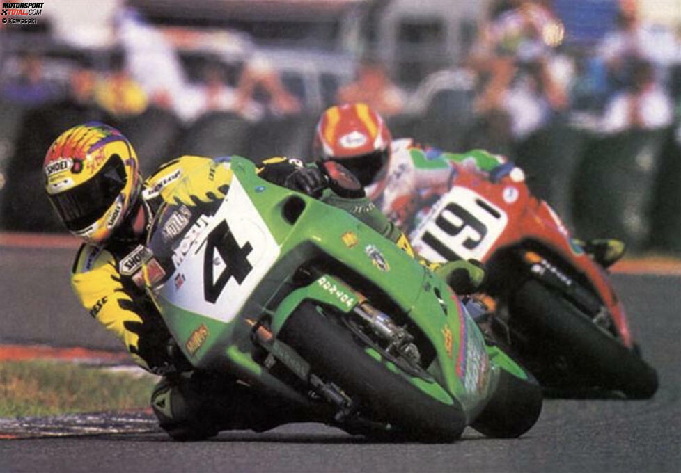 Scott Russell setzt die starke Bilanz der US-Piloten fort und gewinnt in der Saison 1993 auf Kawasaki den Titel. Er lieferte sich einen erbitterten Kampf mit Carl Fogarty, der in den Folgejahren den Ton die Geschichte der Superbike-WM umschreibt.