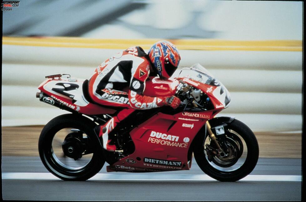 Carl Fogarty gewinnt mit der legendären Ducati 916 in der Saison 1994 die Meisterschaft und ist auch im Folgejahr unschlagbar. Der charismatische Brite wird zu einer Ikone der seriennahen Meisterschaft.