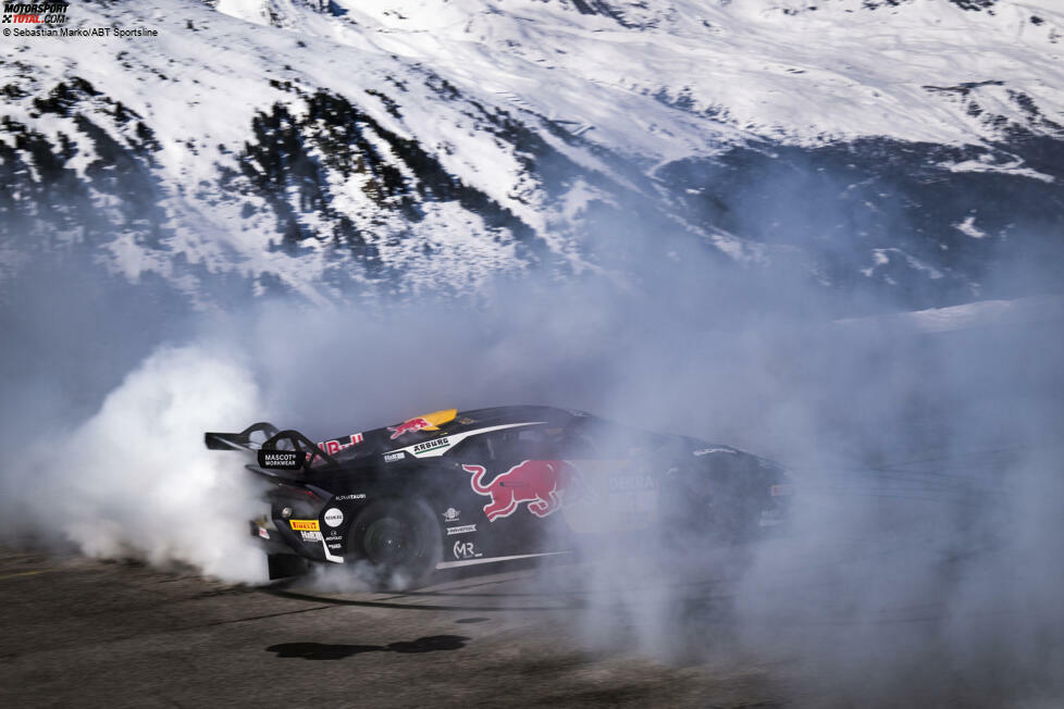 Bortolotti dreht auf dem Heliport in Hochgurgl Donuts und sorgt - wie zuletzt beim DTM-Finale in Hockenheim, bei dem er Meister wurde - für ordentlich Reifenqualm. Ihm ...