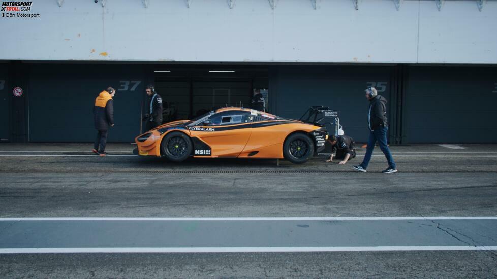 Nächste Ausfahrt: Renningenieur Richard Selwin (re.), der mit Glock 2007 bei iSport in der GP2 den Meistertitel holte und nun wieder mit dem Routinier arbeitet, überprüft das Fahrzeug.