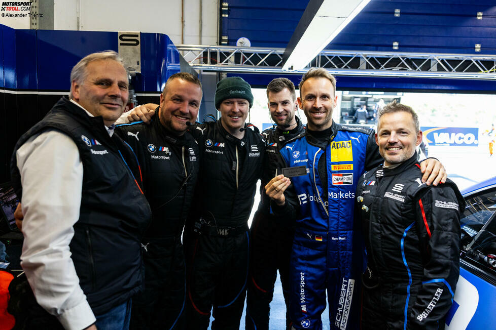 Mission 4 für Rasts vierten Titel, der im M4 GT3 Evo gelingen soll - und Vater Rast als zusätzliche Person für die Position 1, die am Ende das Ziel ist: Rüdiger Rast, Max Franz, Adam Conuel, Sebastian Maier, Rene Rast und Dominik Birk (v.l.n.r.).