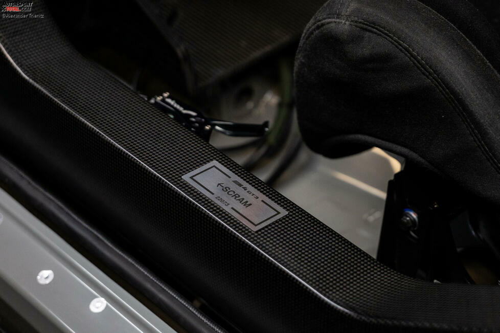 Er fixiert die Plakette direkt neben dem Fahrersitz. Interessantes Detail: Die Fahrgestellnummer 22073 beweist, dass Rasts dieses Jahr ein neues Chassis fährt, denn im Vorjahr lautete sie 22026.
