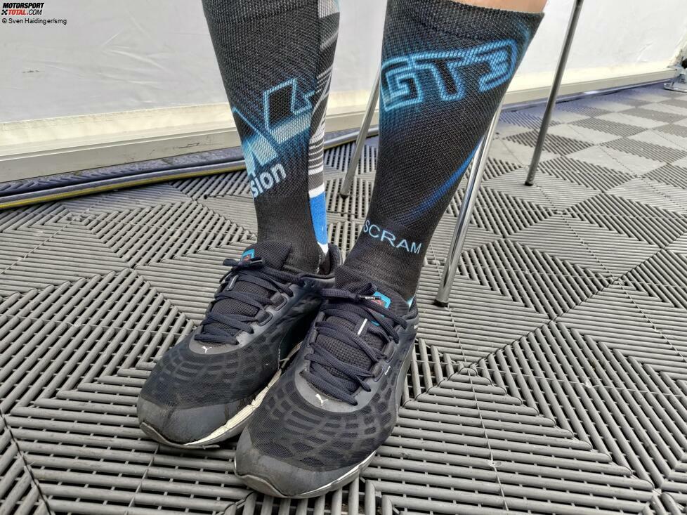 Kleines Detail am Rande: Mechaniker Birk hat die ganze Crew auch mit eigenen SCRAM-Socken für die Saison 2025 ausgestattet, die er selbst anfertigen ließ. Was soll da noch schiefgehen?