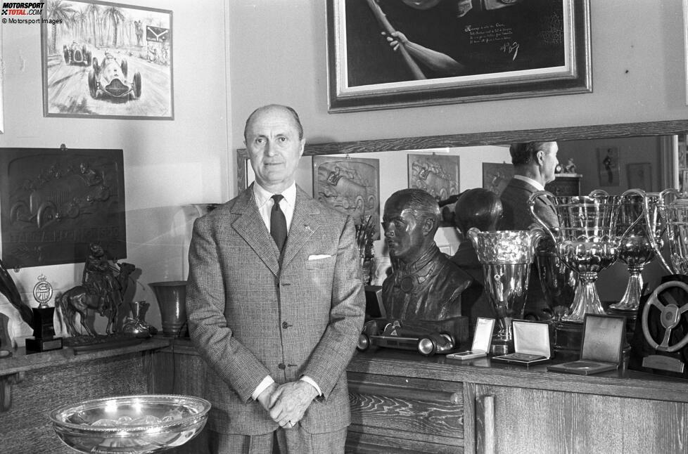 1955: Der Monegasse Louis Chiron posiert mit seinen Trophäen (1961), nachdem er Jahre zuvor in Monaco mit 55 Jahren und 292 Tagen zum ältesten Formel-1-Rennteilnehmer geworden ist. (1958 versucht er es erneut, scheitert jedoch in der Qualifikation.)
