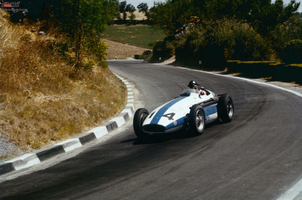 1957: Der Große Preis von Pescara hat im internationalen Motorsport schon Rang und Namen, als er einmalig im Formel-1-Kalender firmiert - mit der längsten Strecke überhaupt. 25,579 Kilometer sind pro Runde zu meistern. Das übertrifft sogar knapp die Nürburgring-Nordschleife!
