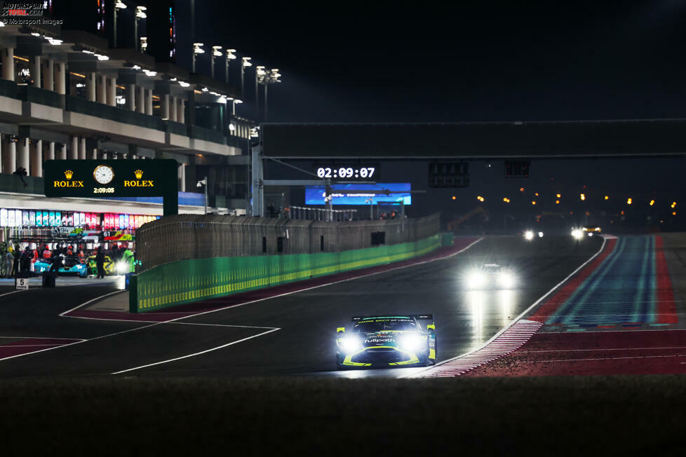 Abschlusssession am Samstagabend: Unter Flutlicht wurden Quali-Simulationen gefahren, aber auch Longruns gefahren. Und es gab noch spannende Verschiebungen bei den Zeiten.