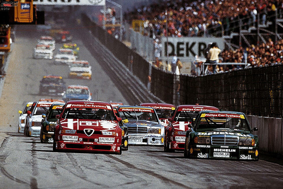 1993: In Zusammenarbeit mit den Herstellern wird das neue Klasse-1-Reglement entwickelt, mit dem keiner so richtig zufrieden ist. Der Ausstieg von BMW und Audi bedeutet fast das Ende der DTM, doch Mercedes-Motorsportchef Norbert Haug kann den Vorstand zum Verbleib bewegen. Gemeinsam mit Alfa Romeo gelingt die Rettung.