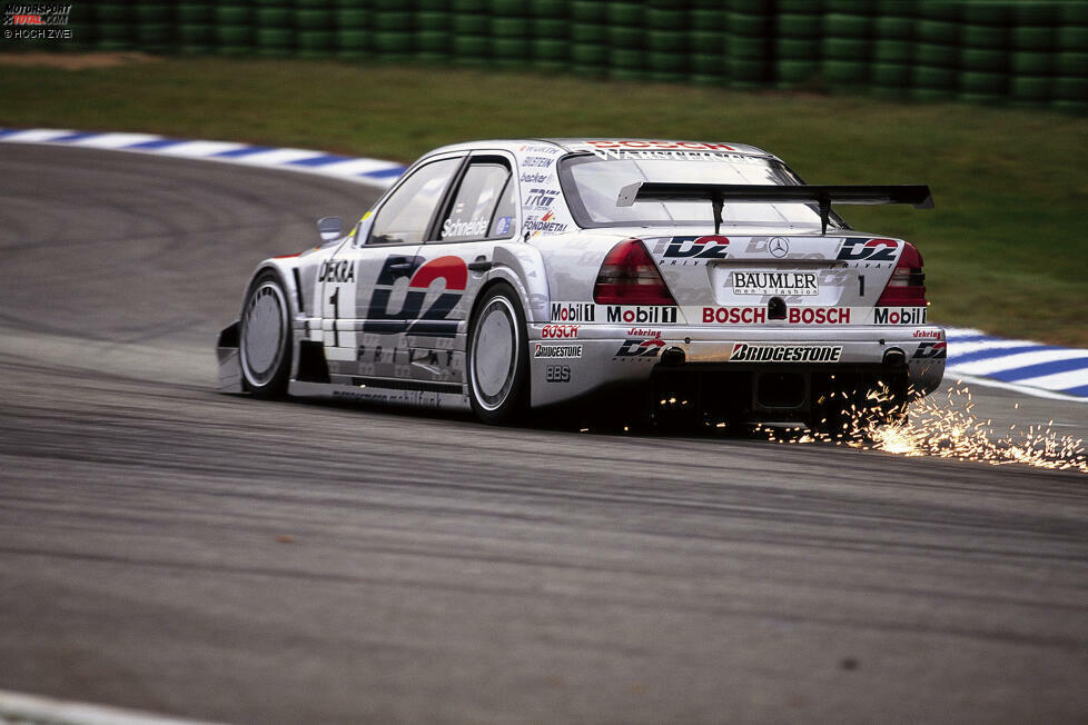 1995 und 1996: Die DTM wird international und in International Touring Car Championship (ITC) umbenannt. Mit Rennen außerhalb Deutschlands und hochentwickelten Fahrzeugen auf Formel-1-Niveau strebt die Serie nach globaler Anerkennung, kämpft jedoch mit massiv steigenden Kosten. Die Idee scheitert, die ITC endet nach nur zwei Jahren.