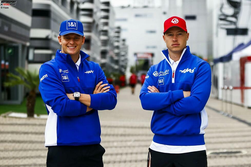 Der eigene Teamkollege hat einen großen Einfluss auf die Karriere. Wer im direkten Duell gut aussieht, der hat gute Karten, vor allem zu Beginn. Mick Schumacher hatte mit Nikita Masepin einst leichtes Spiel, während etwa Romain Grosjean an der Seite von Fernando Alonso bestehen musste. Das sind die ersten Teamkollegen der F1-Piloten 2025.