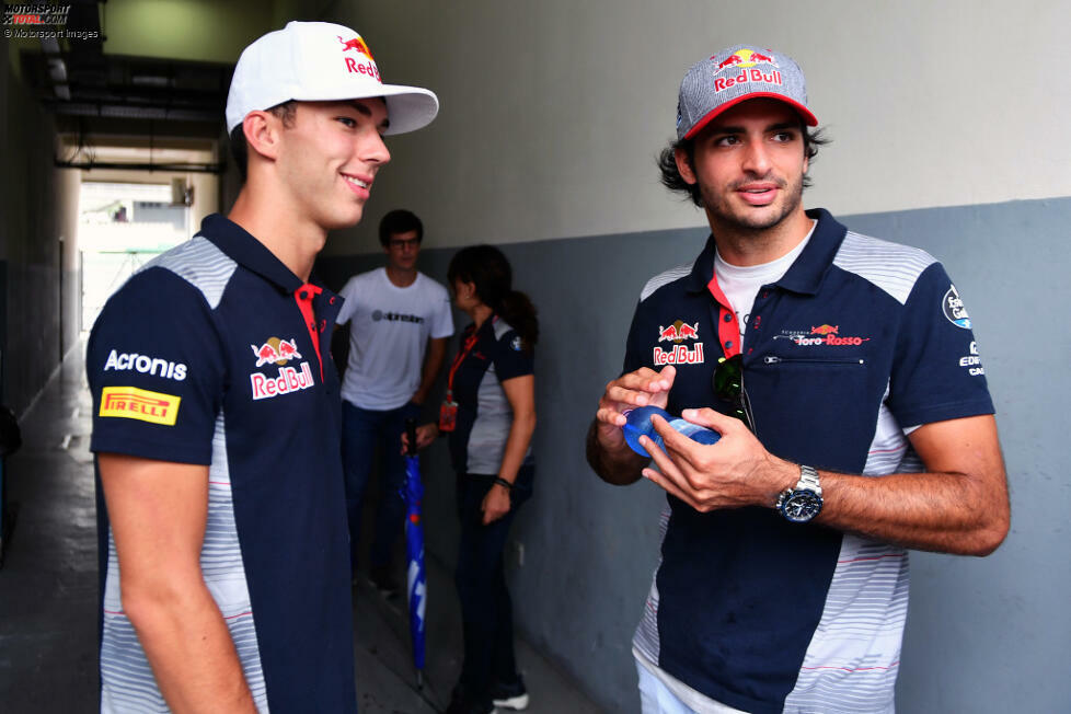 Und: Auch Pierre Gaslys erster Teamkollege hieß Sainz. Beide fuhren aber nur zwei Rennen im selben Stall, nämlich in Malaysia und Japan 2017, wo Gasly bei Toro Rosso Daniil Kwjat ersetzte. Anschließend wechselte Sainz zu Renault, während Gasly mit Brendon Hartley einen neuen Fahrer an seine Seite bekam.
