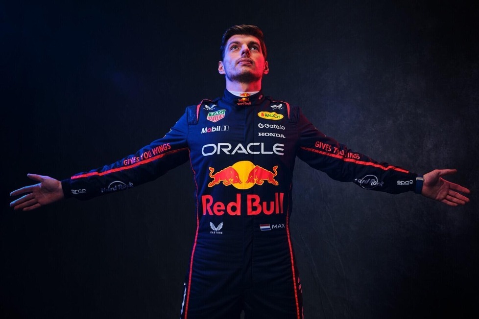 Mit welchen Outfits die Formel-1-Fahrer in die Saison 2025 gehen: Wir zeigen aktuelle Bilder der neuen Rennanzüge von Max Verstappen, Lewis Hamilton und Co.