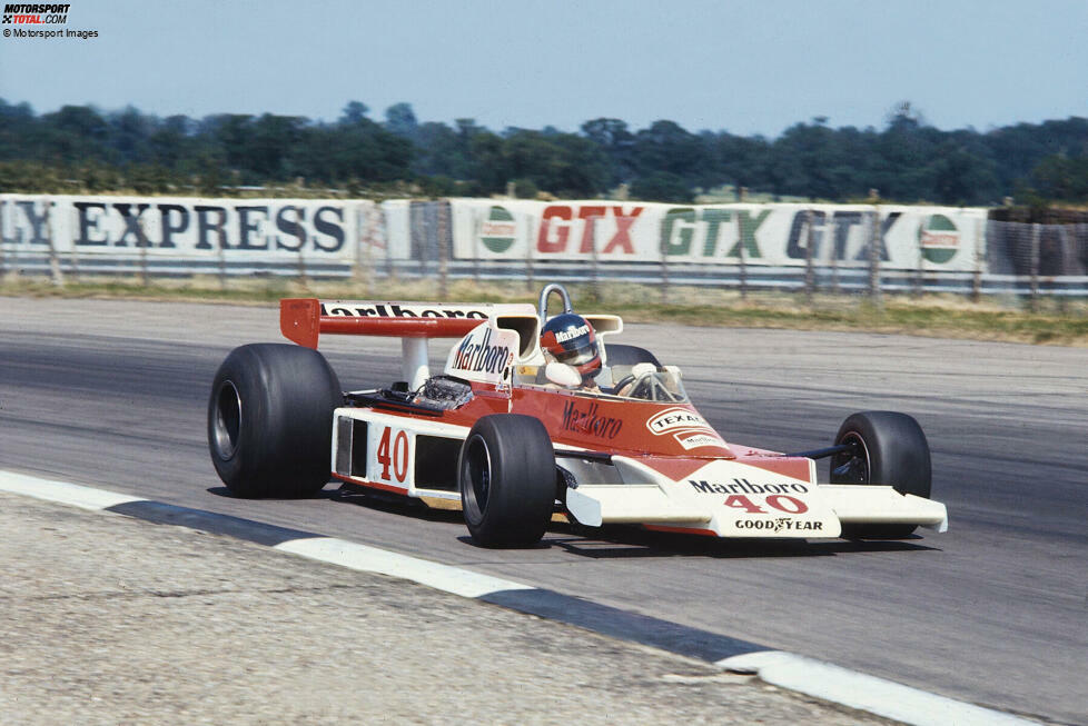 ... passiert beim Großbritannien-Grand-Prix in Silverstone. McLaren setzt ein drittes Auto ein für Villeneuve, der sich im Vorjahresmodell prompt gut verkauft: Im M23 belegt er P9 und schlägt Teamkollege Jochen Mass, der den aktuellen M26 fährt. Auf James Hunt, der die Poleposition sicherstellt, fehlen ihm acht Zehntel.