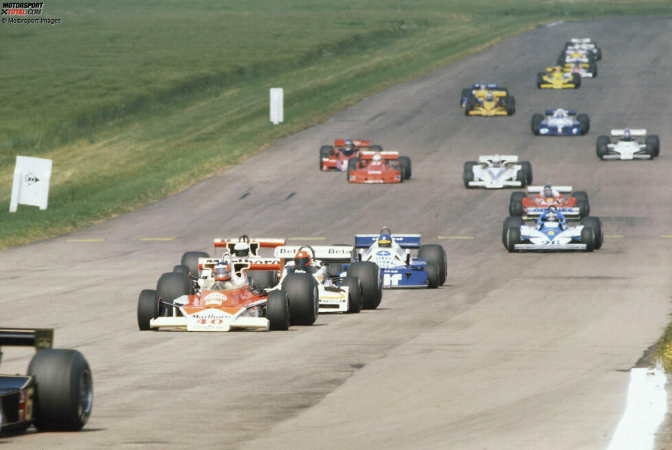 Im Rennen macht er zunächst gute Fortschritte und liegt alsbald an siebter Stelle. Eine fehlerhafte Temperaturanzeige aber kostet ihn zwei Runden und eine mögliche Punkteposition im ersten Grand Prix, aber ...