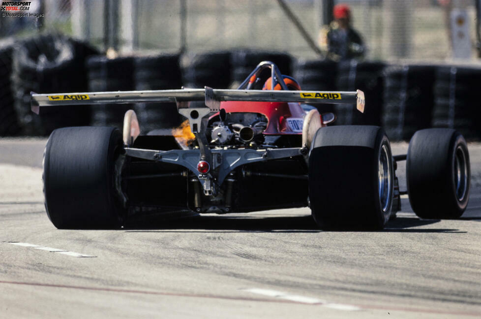 In Long Beach wird Villeneuve zwar Dritter auf der Strecke, verliert den Podestplatz aber nachträglich durch einen erfolgreichen Protest gegen den Ferrari-Heckflügel. Nach drei Rennen steht er noch bei null Punkten.
