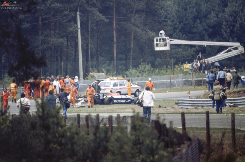 ... Villeneuve läuft auf March-Fahrer Jochen Mass auf. Nach einem Missverständnis kommt es zur Kollision: Das Villeneuve-Auto steigt auf und hebt ab. Beim Aufprall bricht es auseinander, Villeneuve wird herausgeschleudert und prallt in die Fangzäune. Er verliert sofort das Bewusstsein.
