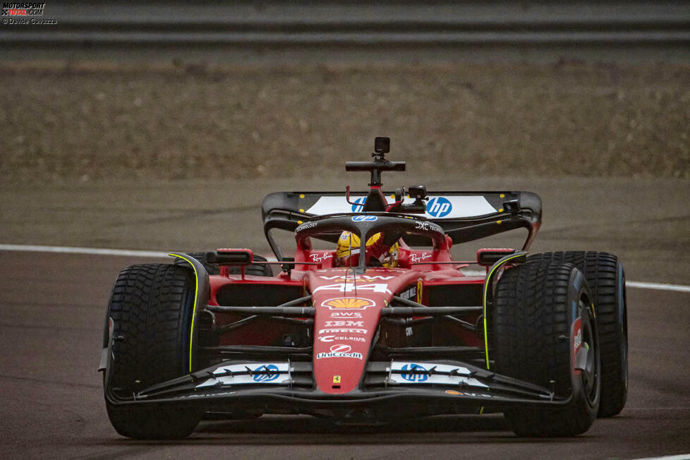 ... fährt Hamilton zum ersten Mal einen italienischen Formel-1-Rennwagen. Es ist der Ferrari SF-23 von 2023. Ein interessantes Detail dabei ist ...
