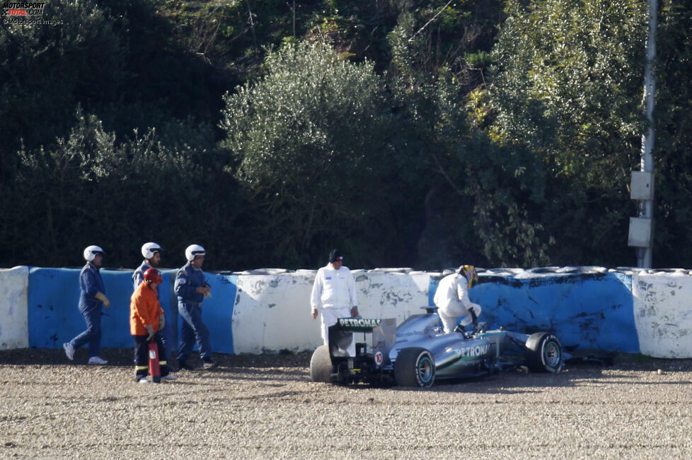 ... landet Hamilton nach einem Abflug im Kiesbett und muss außerplanmäßig aussteigen. Später im Jahr erzielt er seinen ersten Mercedes-Sieg in der Formel 1 und ...