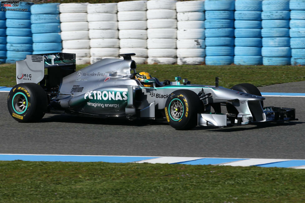 ... der neue Mercedes W04 schon bei den Filmaufnahmen ausrollt und abtransportiert werden muss. Zwei Tage später am ersten richtigen Testtag mit dem Neuwagen ...