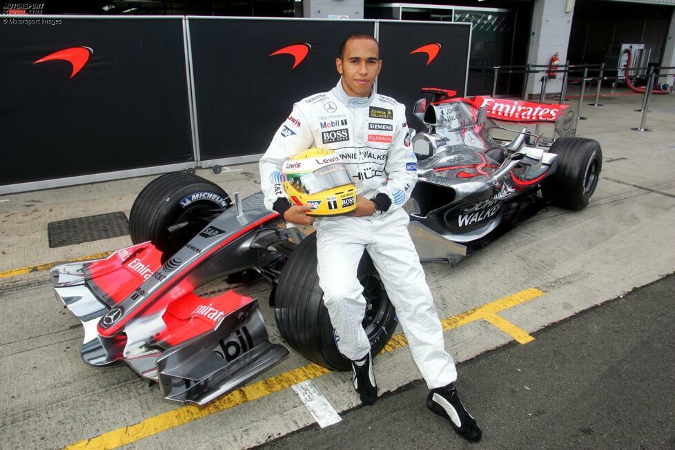 19. September 2006: McLaren macht es erst zwei Monate später offiziell, hat sich aber schon im Herbst für Hamilton als neuen Stammfahrer für 2007 entschieden. Hier posiert der Brite mit dem MP4-21, den er ...