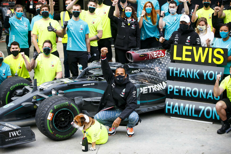 ... gewinnt 2014, 2015, 2017, 2018, 2019 und 2020 sechs weitere WM-Titel in der Fahrerwertung. Hamilton stellt damit den Rekord von Michael Schumacher ein - und tut es 
