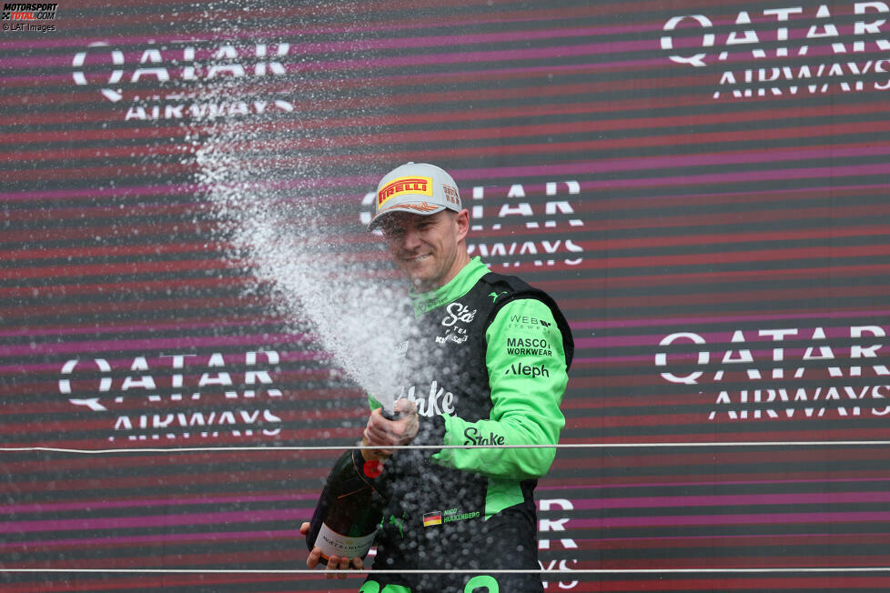 ... er seinen Champagner-Jubel startet. Anschließend geht es für ihn in die Pressekonferenz, danach ...