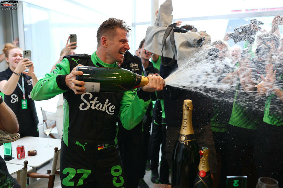 ... sie auch Hülkenberg nochmal schnappt und damit die Sauber-Crew abduscht!