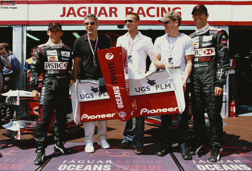 George Clooney, Brad Pitt und Matt Damon posieren mit den Jaguar-Fahrern Christian Klien und Mark Webber, weil Jaguar beim Monaco-Grand-Prix den Film 