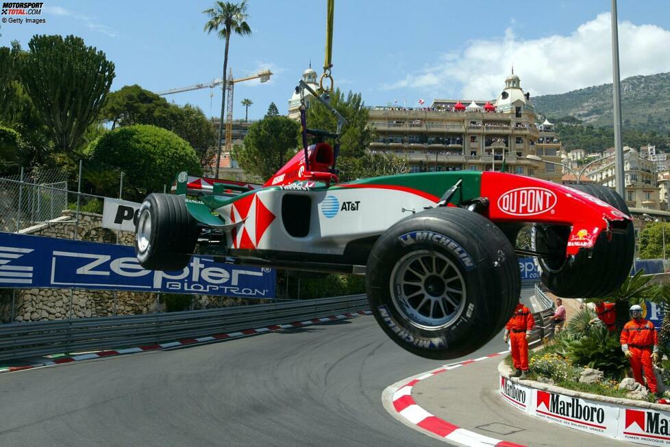 ... verliert sich die Spur des Diamanten auf der Nase des Jaguar R5 von Klien. Denn in diesem Bild vom Auto am Kranhaken ist der betreffende Teil der Frontpartie nicht mehr vorhanden und ...