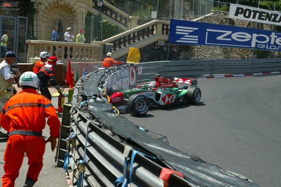 ... im Rennen verunfallt Klien in der Monaco-Haarnadel und kracht rechts vorne in die Banden.
