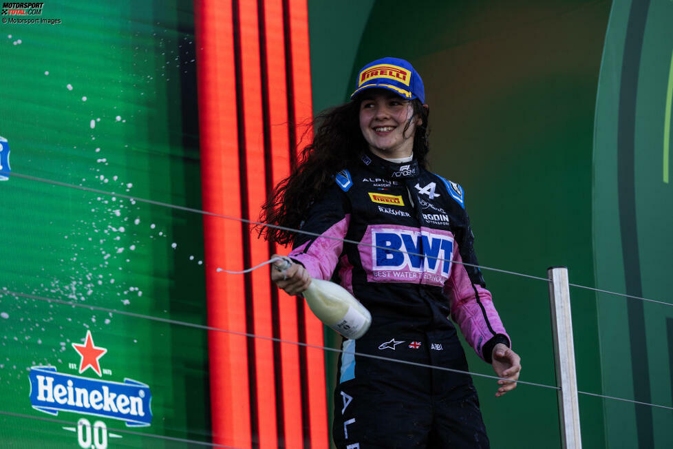 Nicht unerwähnt bleiben soll Abbi Pulling. Äußerst souverän gewann die Britin die zweite Saison der für Frauen reservierten F1-Academy. Von der Formel 1 ist sie aber noch weit weg, denn der Aufstieg führt sie 2025 in die GB3, die unterhalb der Formel 3 anzusiedeln ist.