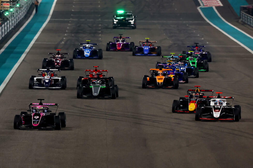 Haas und Sauber haben keine unmittelbaren Junioren, sondern unterstützen lediglich Fahrerinnen in der F1-Academy, wie sie es per Reglement auch tun müssen. Bei Haas ist das 2025 die Amerikanerin Courtney Crone, bei Sauber ist es die Österreicherin Emma Felbermayr.