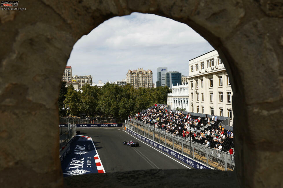 17. Baku, Aserbaidschan (27. September 2026) - Wieder spät ist die Formel 1 in der Hauptstadt von Aserbaidschan zu Gast, wo die Fahrer ein abwechslungsreicher Kurs erwartet: Es geht vorbei an Engstellen rund um die historische Altstadt und dann auf eine 2,2 Kilometer lange Highspeed-Gerade.