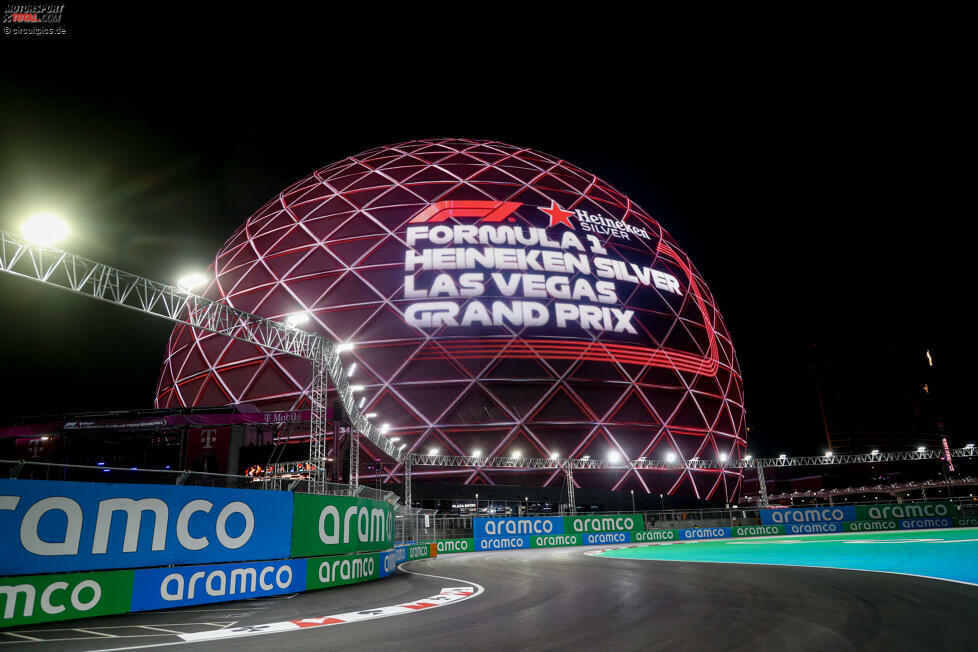22. Las Vegas, USA (21. November 2026) - Das 2023 brandneu eingeführte Rennen führt die Formel 1 ins Glitzerparadies von Las Vegas, wo ein Highspeed-Stadtkurs befahren wird. Achtung: Offiziell findet das Rennen schon am Samstag statt, aufgrund der Zeitverschiebung ist das in Deutschland aber Sonntag zum Frühstück.