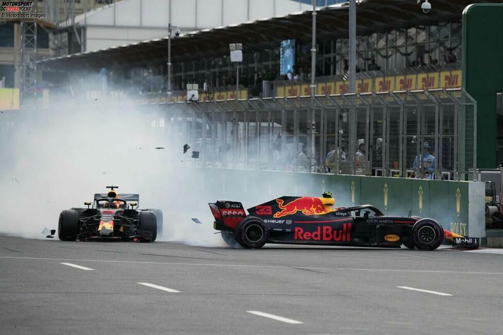 Baku 2018: Die beiden Red-Bull-Teamkollegen Daniel Ricciardo und Max Verstappen liefern sich einen hitzigen Positionskampf um Platz vier, der in einem Unfall mündet - beide scheiden aus.