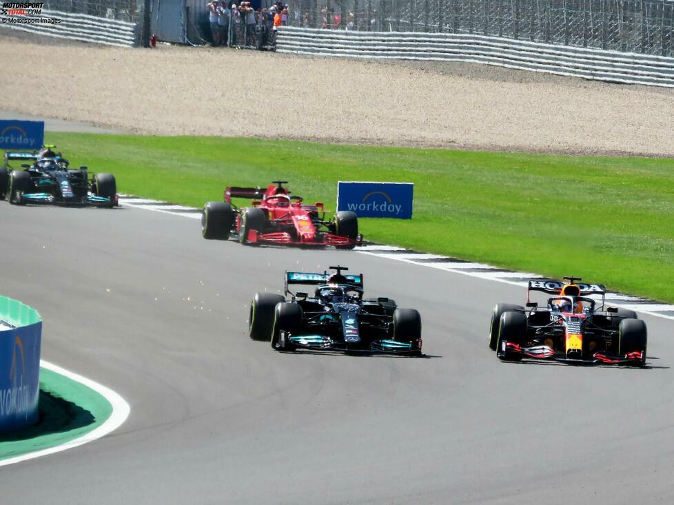 Silverstone 2021: Im Positionskampf zwischen Lewis Hamilton im Mercedes (links) und Max Verstappen im Red Bull kommt es zur Kollision, bei der Verstappen abfliegt und schwer verunfallt. Sein Auto ...