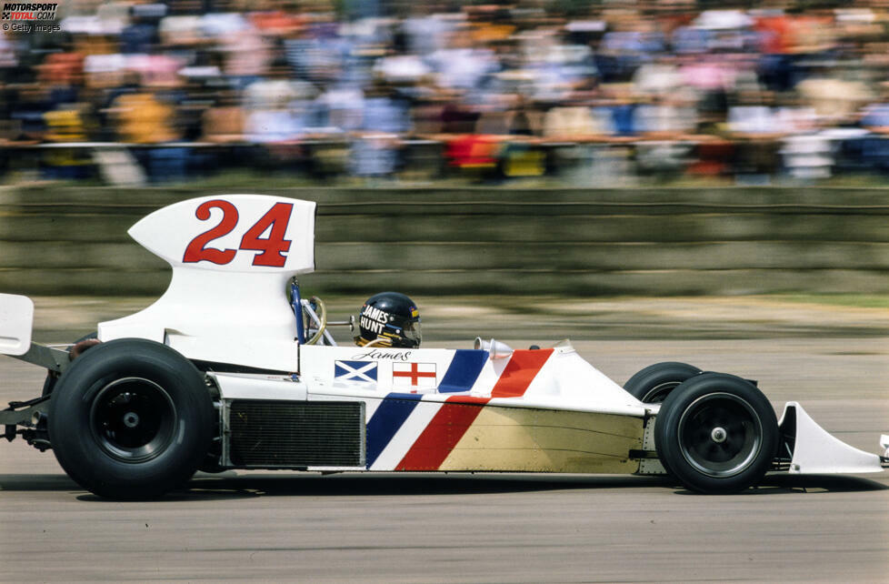 Monaco 1975: Im Positionskampf berühren sich James Hunt im Hesketh und Patrick Depailler im Tyrrell, woraufhin Hunt abfliegt und ausfällt. Sportwarte wollen ihn von der Unfallstelle weghaben, doch Hunt bleibt stur und schwingt die Faust in Richtung Depailler - ehe er sich in eine Bar verzieht.