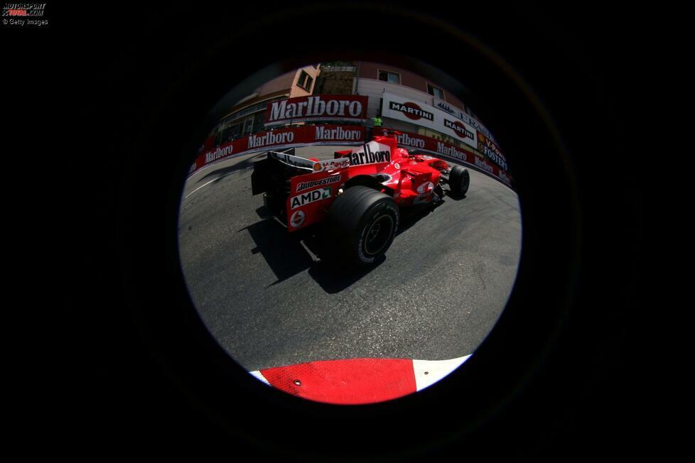 Monaco 2006: Michael Schumacher im Ferrari versucht eine Qualifying-Bestzeit von Fernando Alonso im Renault zu verhindern, indem er sein Auto in der 