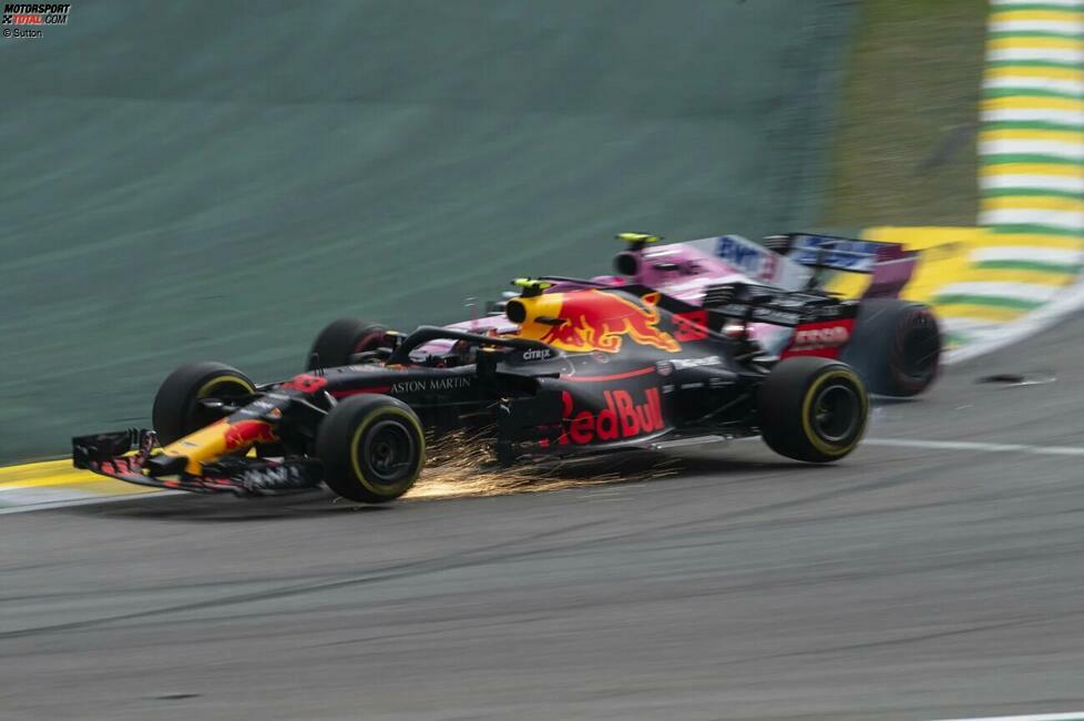 Sao Paulo 2018: Max Verstappen führt in Brasilien, als sich Esteban Ocon auf frischen Reifen zurückrunden will. In Kurve 2 trifft Ocon Verstappen hinten rechts und beide kreiseln von der Fahrbahn. Verstappen verliert die Führung und den Rennsieg, Ocon wird bestraft. Aber ...