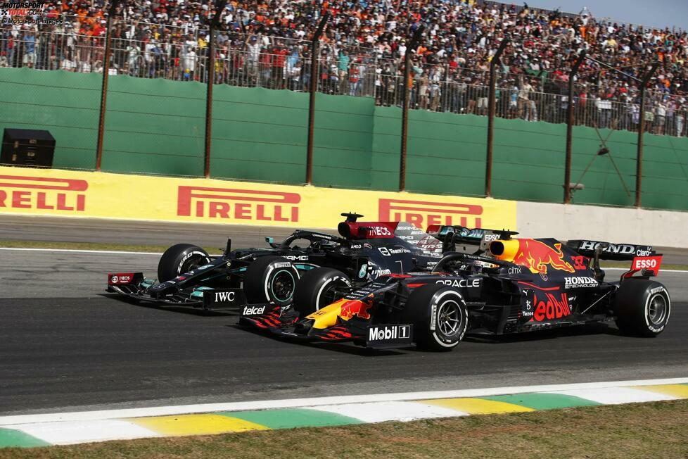 ... liefert sich Verstappen ein beinhartes Duell mit Lewis Hamilton um den Sieg und wehrt sich mit allem, was er hat, gegen das Überholmanöver - das am Ende trotzdem passiert. Mercedes fordert eine Strafe, aber die Sportkommissare lassen Verstappen davonkommen.