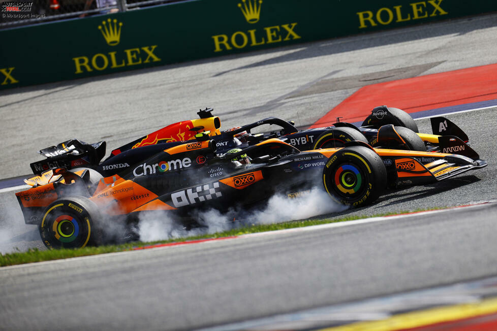 Spielberg 2024: Beim Kampf um die Führung berühren sich Max Verstappen und McLaren-Fahrer Lando Norris in Kurve 3, beide müssen anschließend mit Reifenschäden an die Box. Verstappen rettet zwar trotz Zehn-Sekunden-Strafe noch P5 ins Ziel, aber Norris fällt aus - und George Russell staubt den Rennsieg ab.