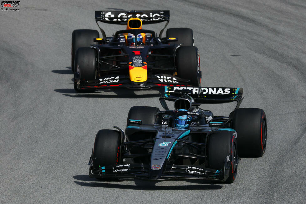 Barcelona 2025: Nach einem umstrittenen Überholmanöver soll Max Verstappen auf Teamanweisung George Russell vorbeilassen. Das tut er, beschleunigt aber sofort und kollidiert dann mit Russell. Dafür gibt es zehn Sekunden und drei Strafpunkte. Tags darauf entschuldigt sich Verstappen in den Socials, aber ohne 