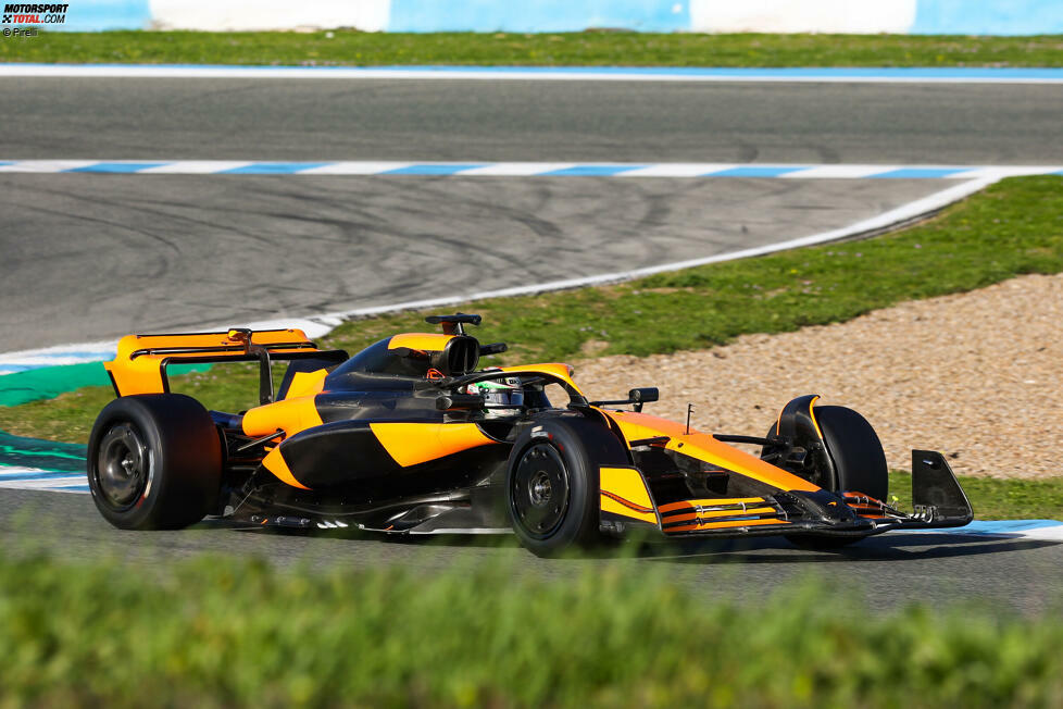 Übrigens: Auch bei den Pirelli-Tests der vergangenen Wochen war McLaren mit einem Übergangsdesign (und einem modifizierten 2023er-Auto) unterwegs. Sponsorenlogos suchte man auch auf diesem Fahrzeug vergebens.