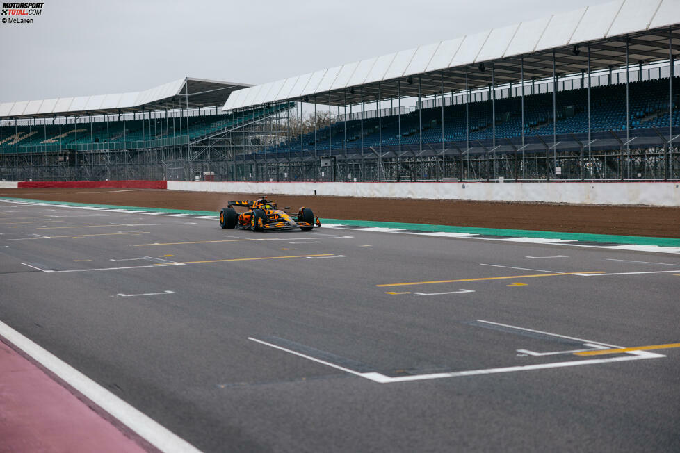 Zu viel verraten wollte McLaren deshalb wohl nicht und hat sein Auto auf den veröffentlichten Fotos nur aus der Ferne gezeigt. Immerhin: Die Bildauflösung war groß genug, dass wir etwas ranzoomen konnten!