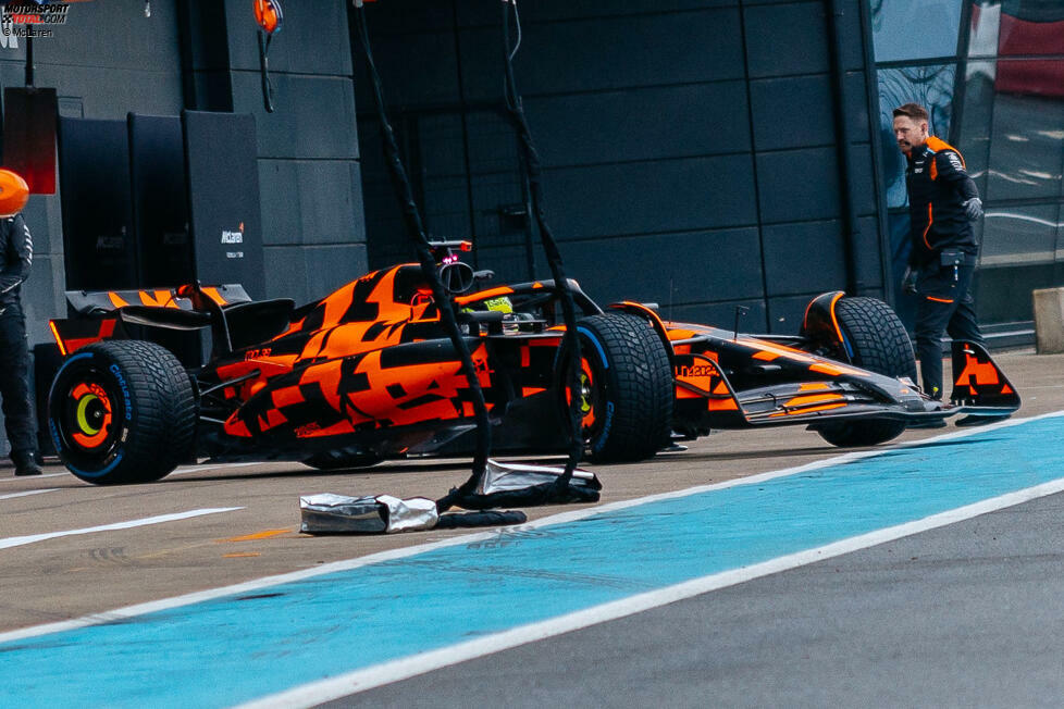 Am 13. Februar hat McLaren überraschend den MCL39-Mercedes offiziell vorgestellt, als erstes Team der Formel-1-Saison 2025. In Silverstone drehte das Auto mit Lando Norris am Steuer seine ersten Runden - auf Regenreifen im Nassen.