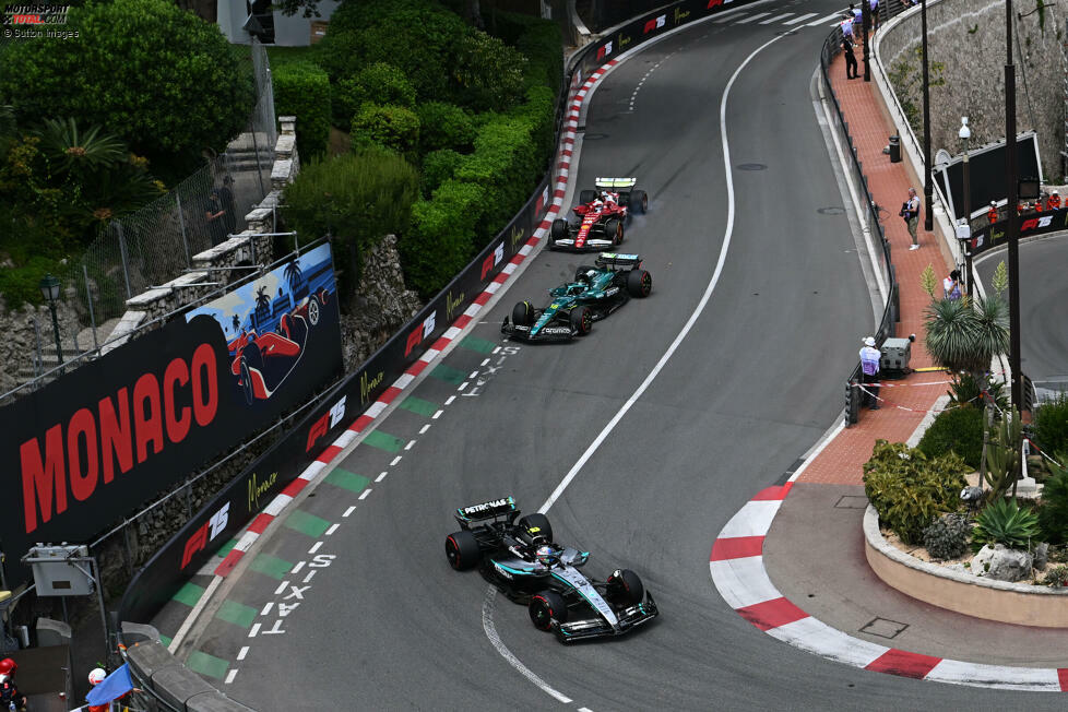 Lance Stroll im Aston Martin hat gerade ein Fahrzeug überholen lassen, zieht dann aber kurz vor der Monaco-Haarnadel nach rechts und auf die Linie von Charles Leclerc im Ferrari.